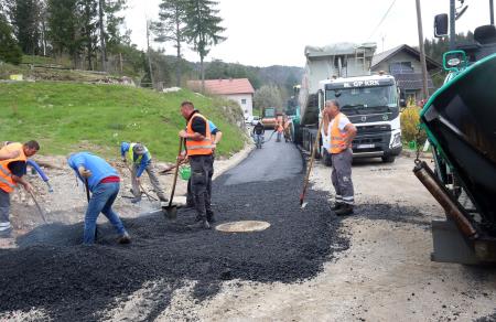ASFALTIRANJE CESTE SKOZI SELŠČEK 04 FOTO LJUBO VUKELIČ